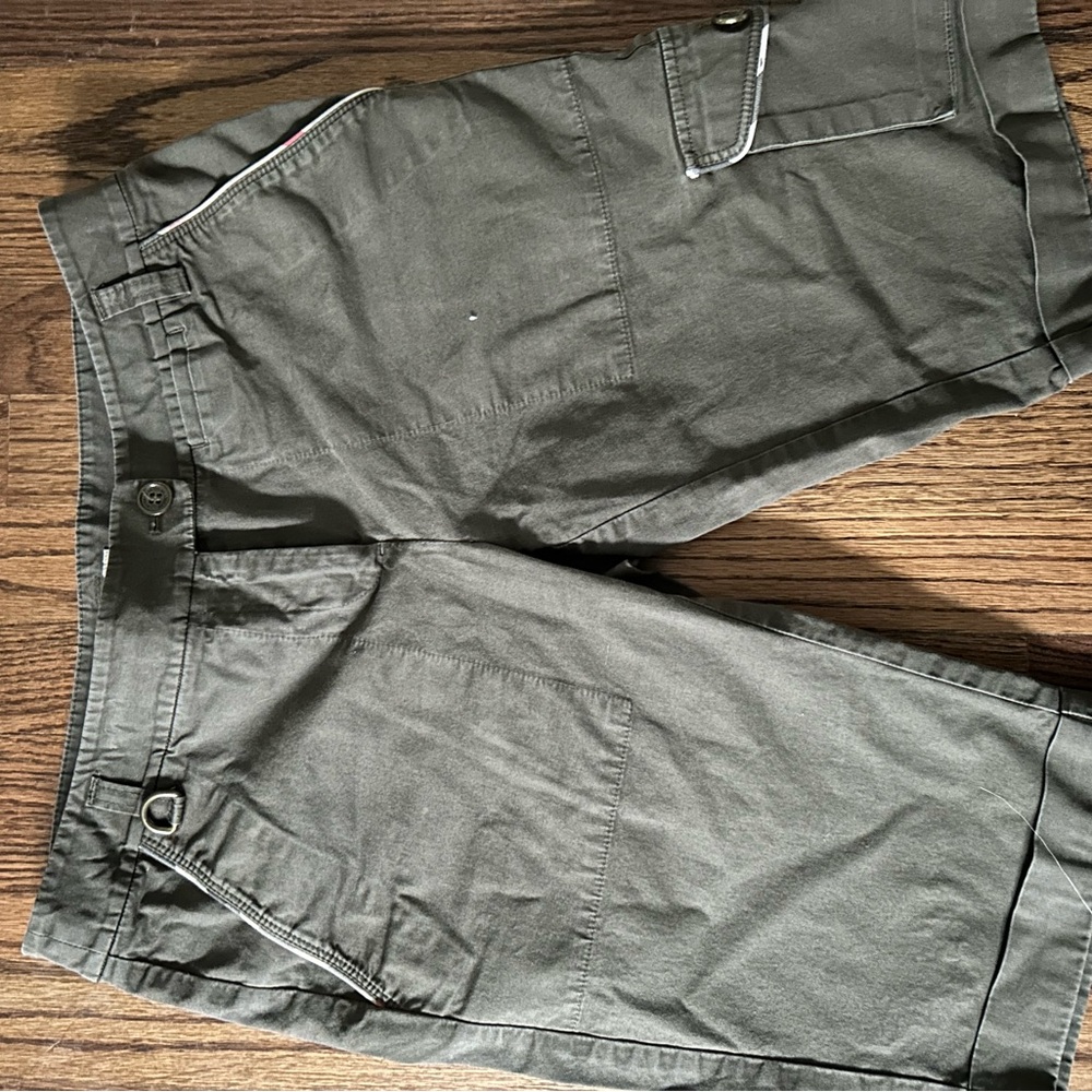 Burberry cargo shorts. Khaki cargo Bermuda short. Size 6